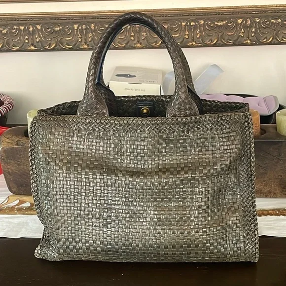 Stunning Dark Green Prada leather Tote Bag - Picture 2 of 16